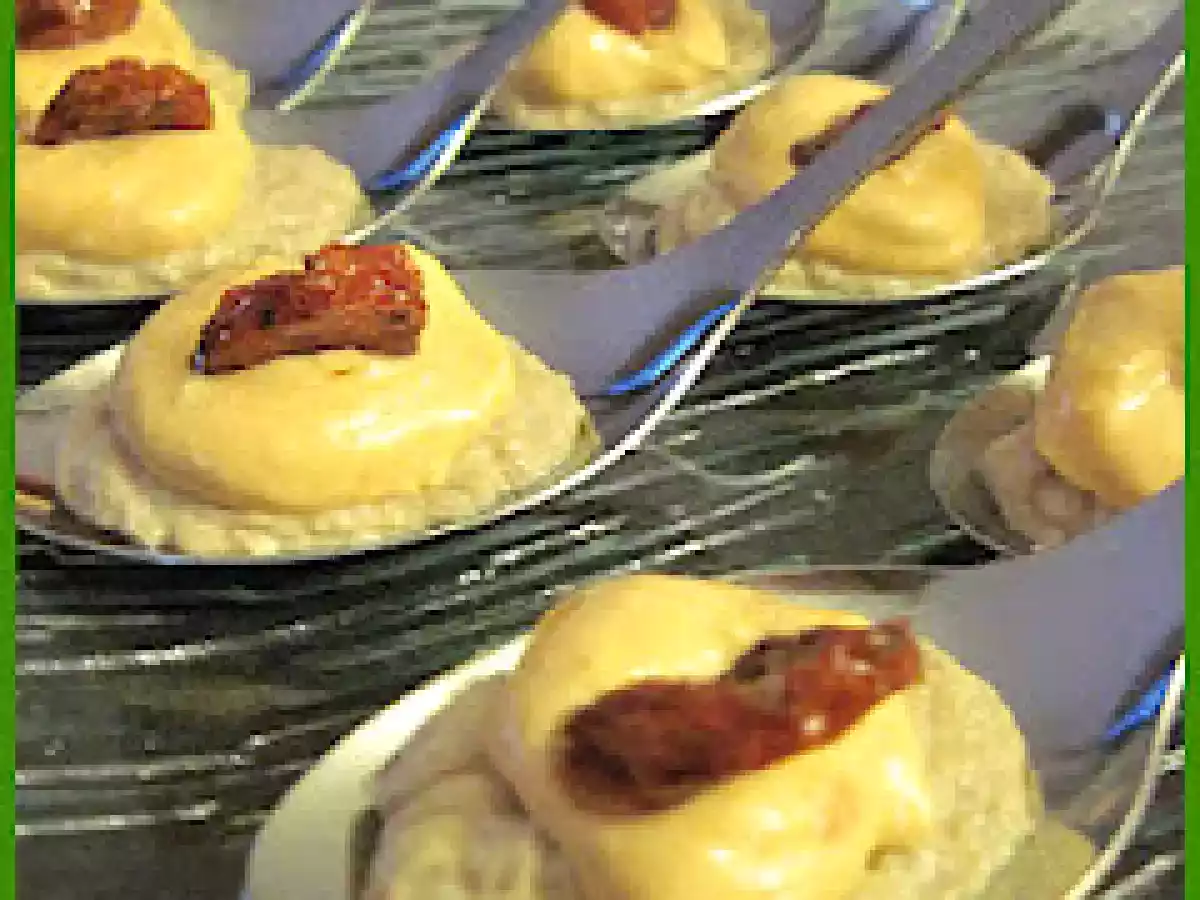 Cuillères apéritives mousse de thon/poivron et tomates confites