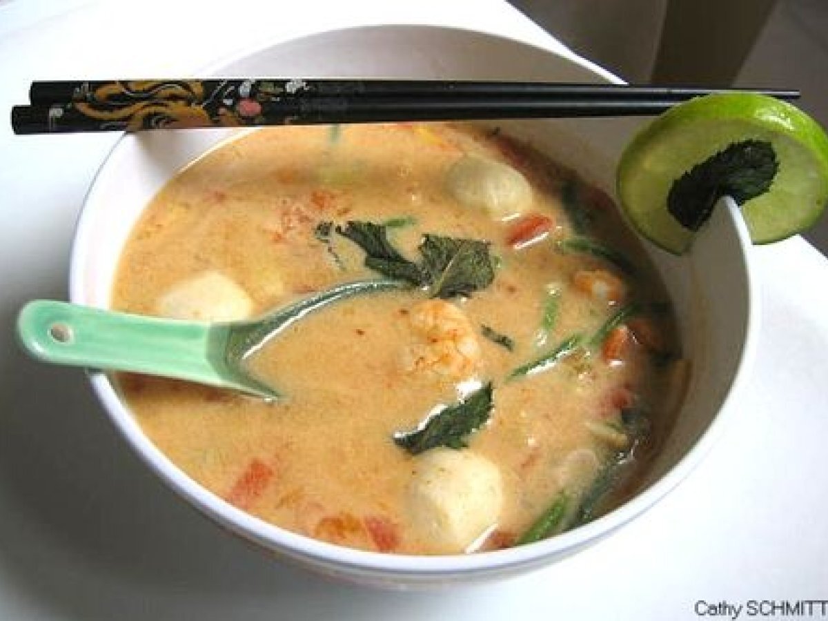 Cuisine asiatique soupe thaï épicée aux crevettes, poisson et lait de