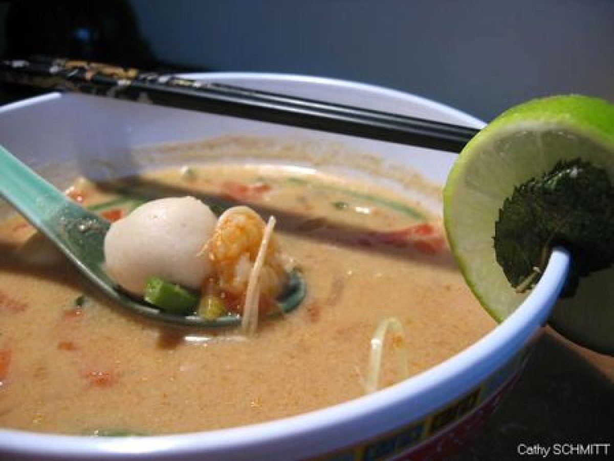 Cuisine asiatique soupe thaï épicée aux crevettes, poisson et lait de