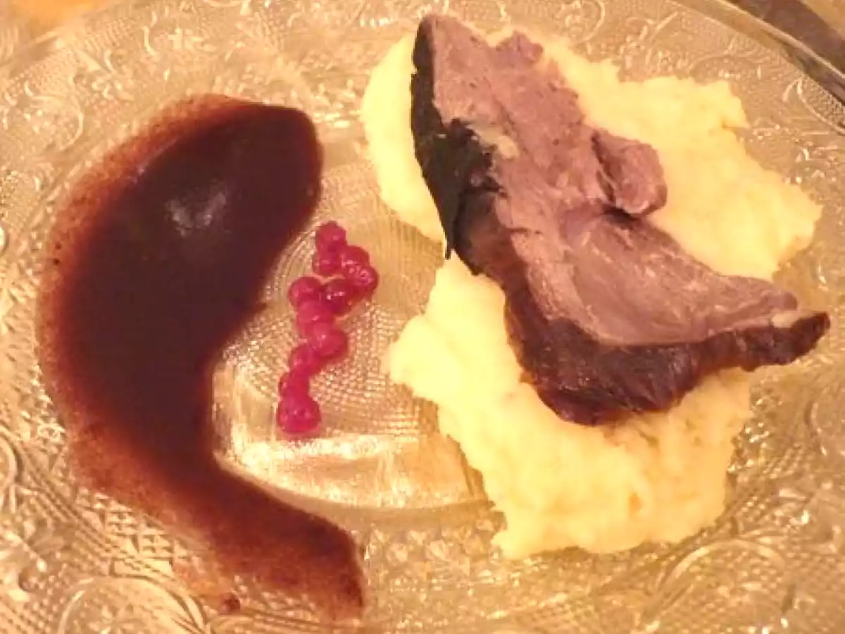 Cuisse de chevreuil, purée de céleri, réduction framboise