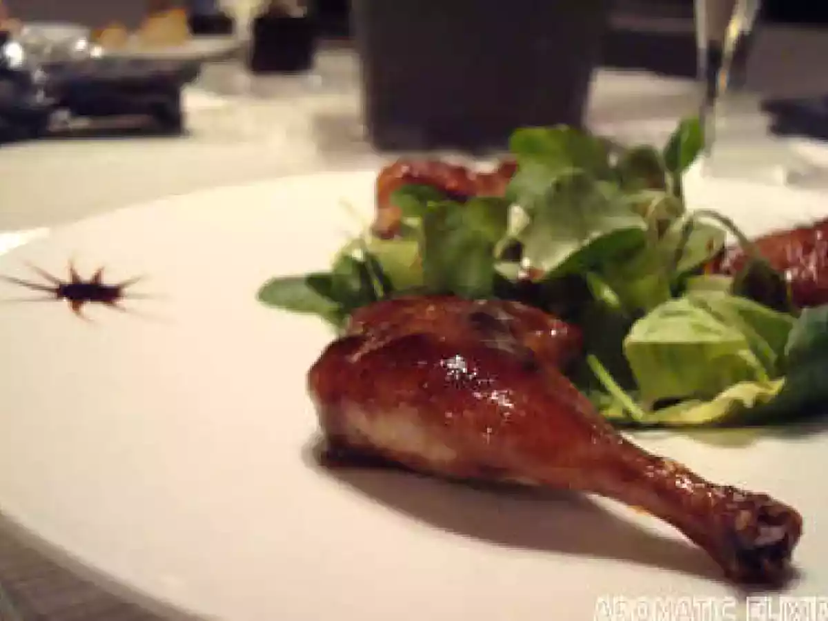 Cuisses de caille laquées sur lit de salade