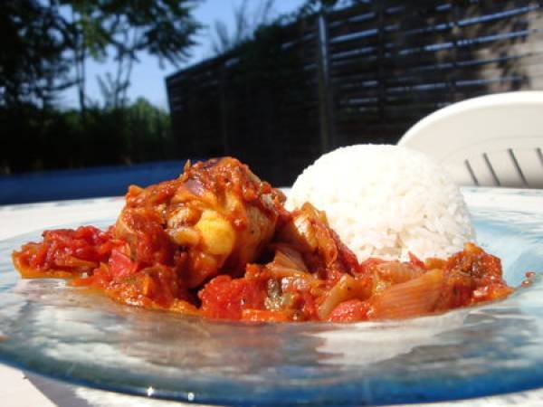 Cuisses de poulet à la sauce tomate pimentée et aux poireaux caramélisés