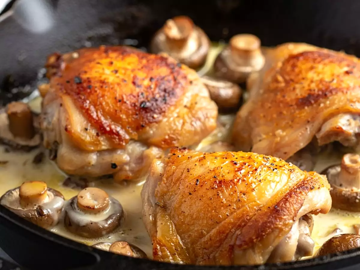 Cuisses de poulet au vin blanc, à la crème et aux champignons