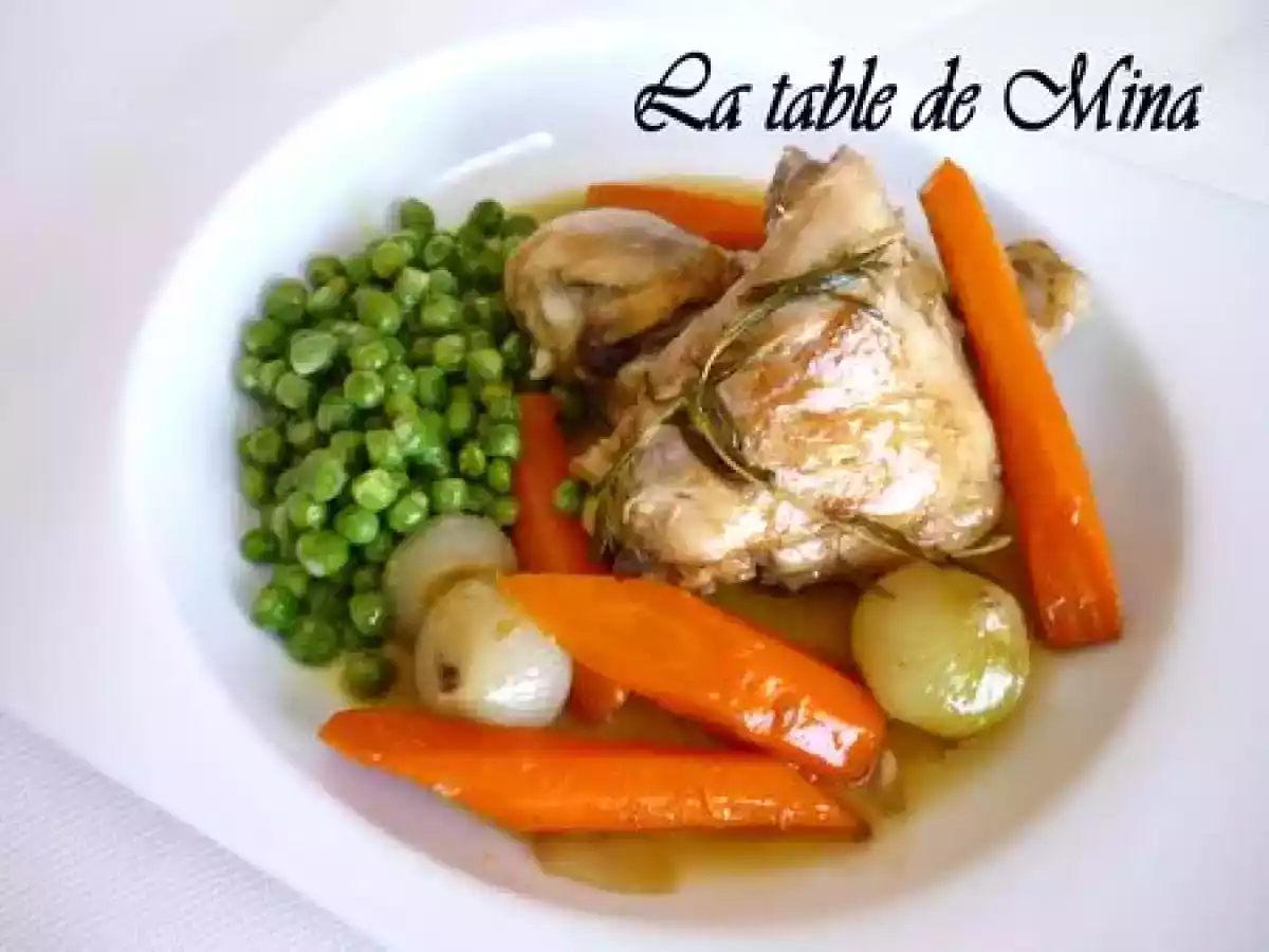 Cuisses de poulet au vin jaune et origan, carottes et petits pois à la crème