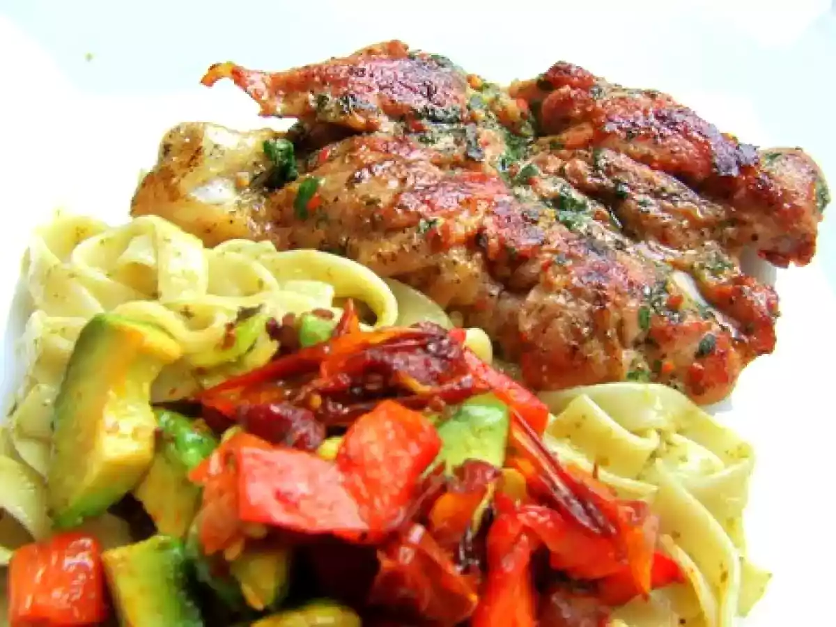 Cuisses de poulet marinées à la provençale, tomates séches, pâtes au pesto.. - photo 2