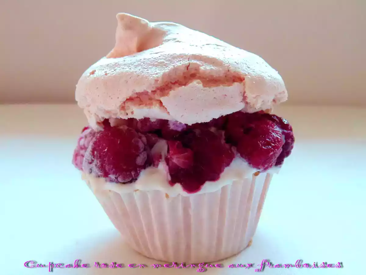 Cupcake en meringue rose aux framboises