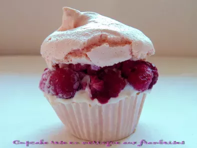 Cupcake en meringue rose aux framboises