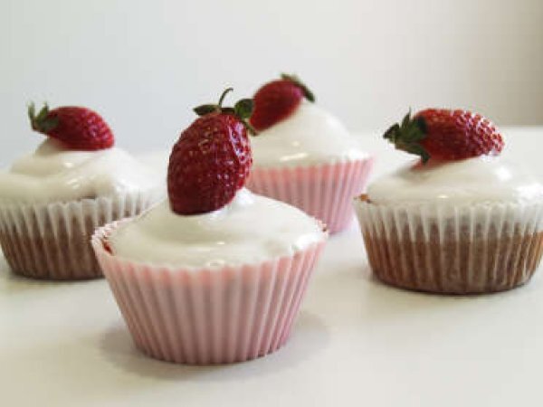 Cupcakes à la fraise et sa crème au chamallow maison - Recette Ptitchef