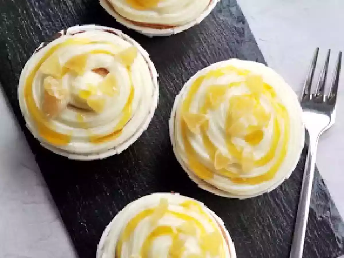 Cupcakes au chocolat blanc, poires caramélisées et ananas.