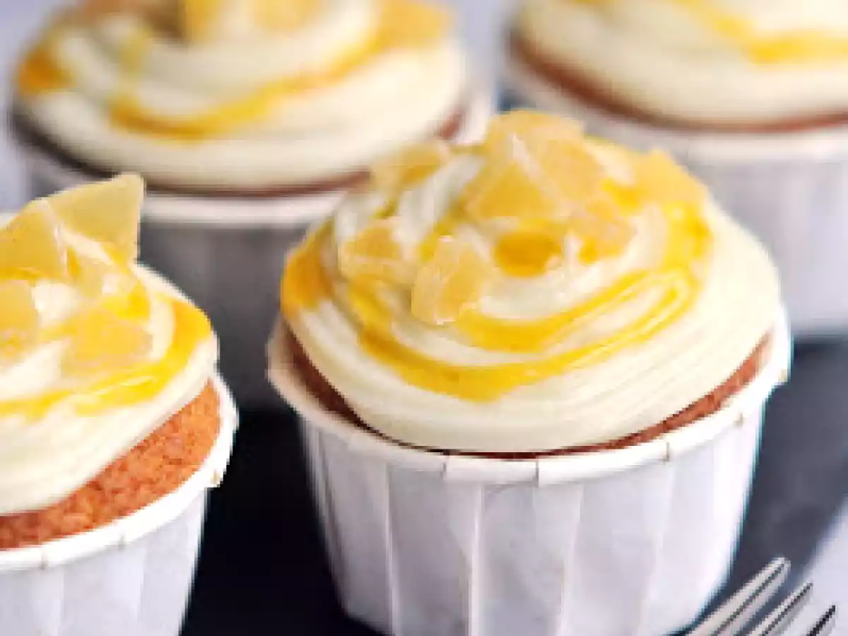 Cupcakes au chocolat blanc, poires caramélisées et ananas. - photo 2