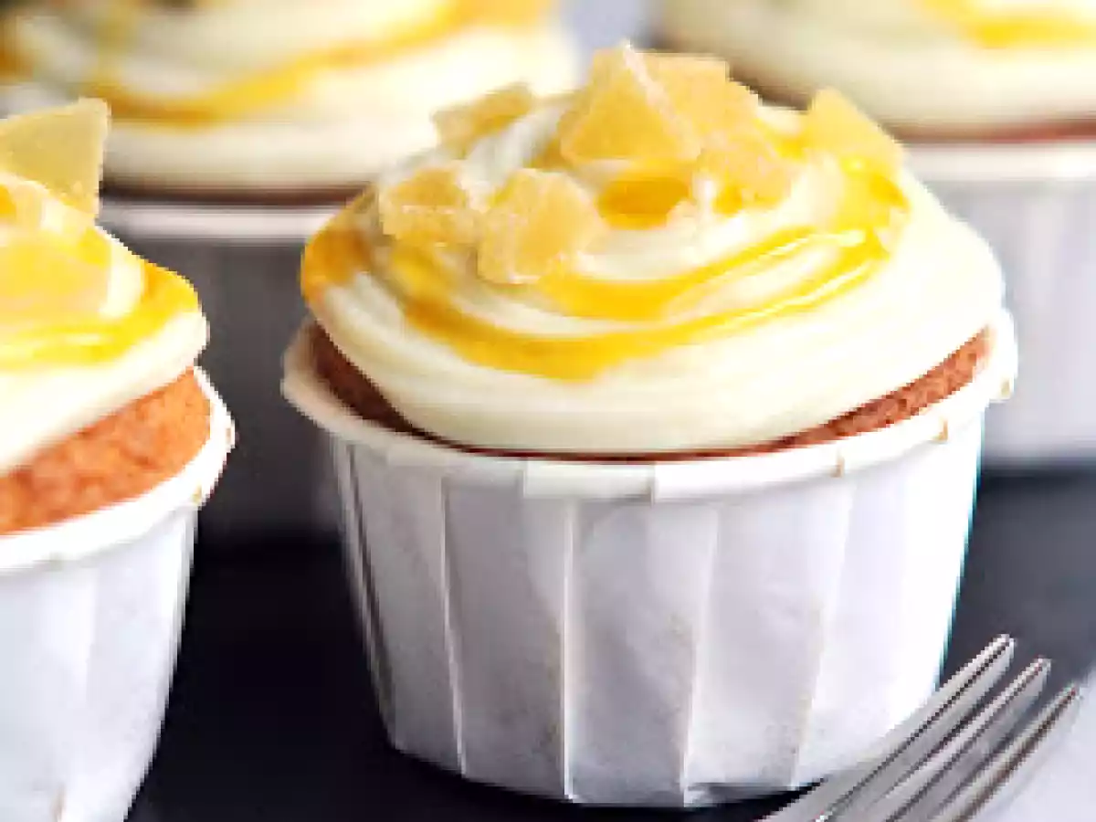 Cupcakes au chocolat blanc, poires caramélisées et ananas. - photo 3