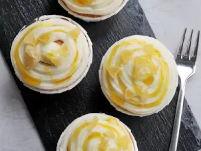 Cupcakes au chocolat blanc, poires caramélisées et ananas.