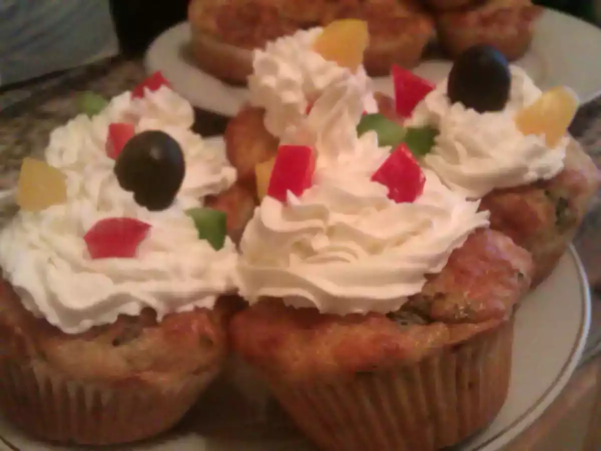 Cupcakes poivrons, thon et olive noire, chantilly au saint moret