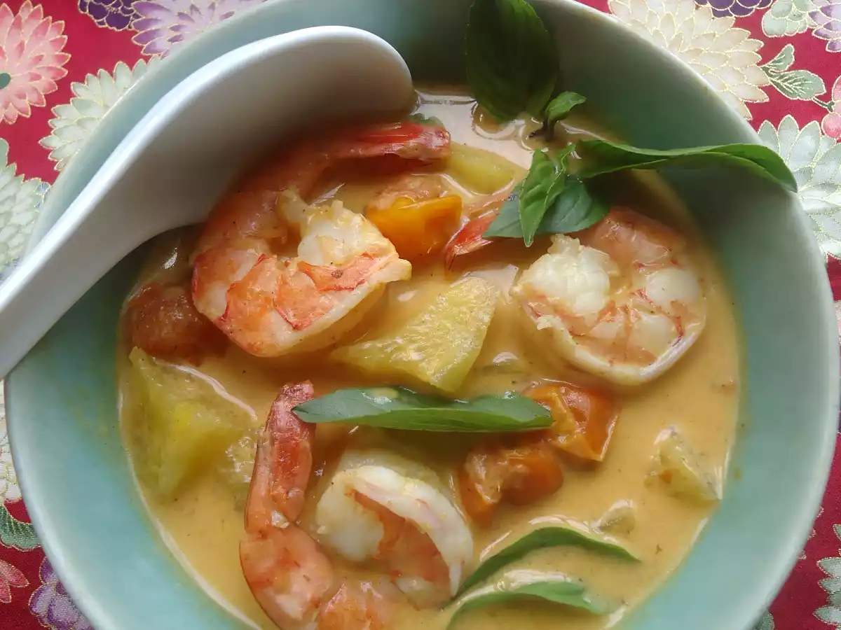 Curry rouge de crevettes aux tomates cerises et ananas