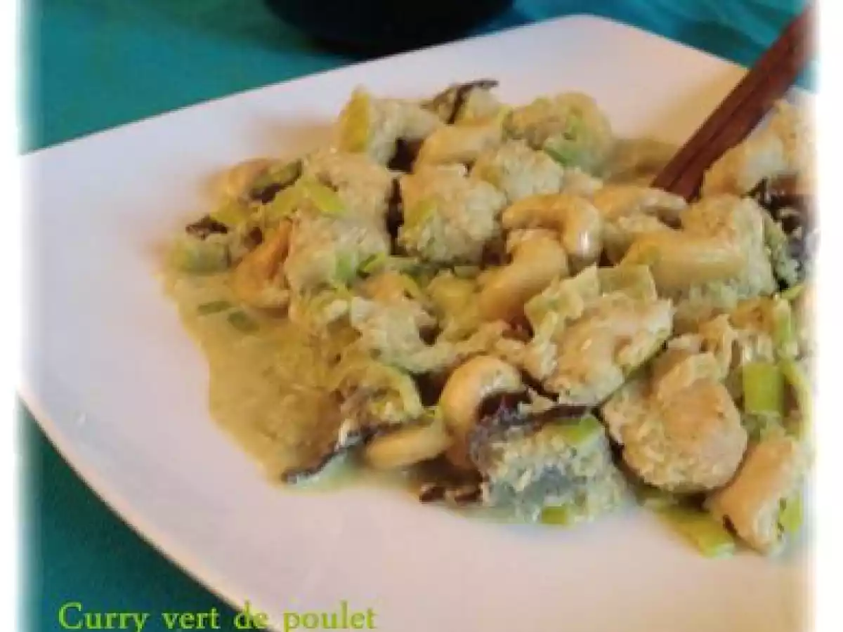Curry vert de poulet, noix de cajou et poireaux