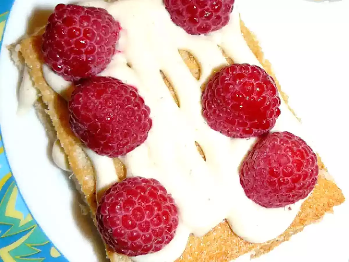 Dacquoise aux amandes et framboises, mousse au chocolat et fève tonka, et framboises