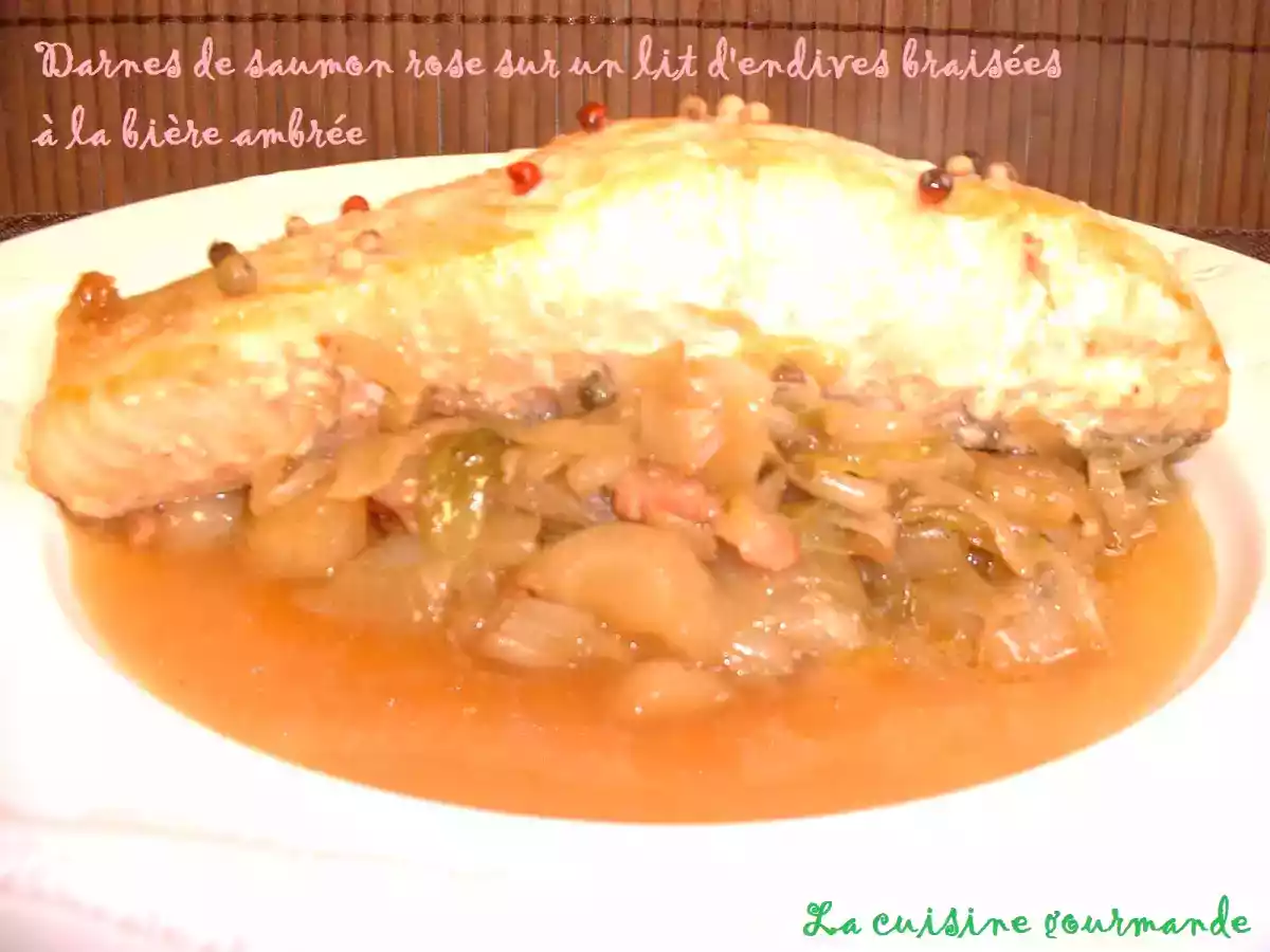 Darnes de saumon rose sur un lit d'endives braisées à la bière