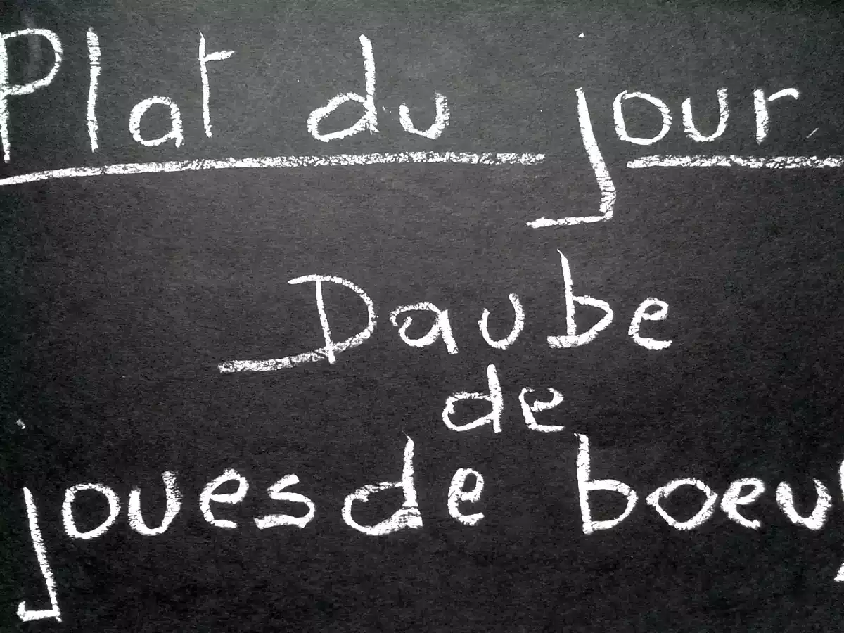 Daube de joues de boeuf aux oignons grelots.