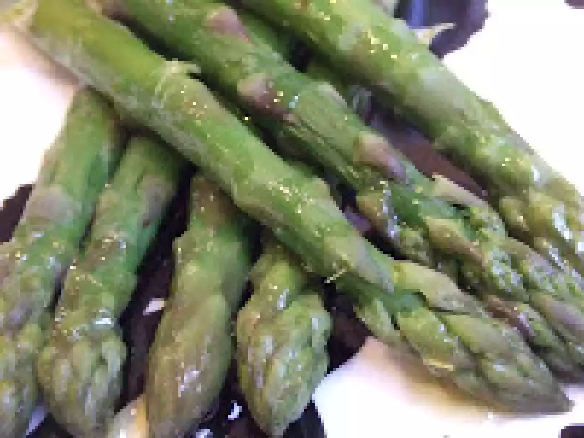Délicieuses asperges vertes, sauce à l?huile de truffe