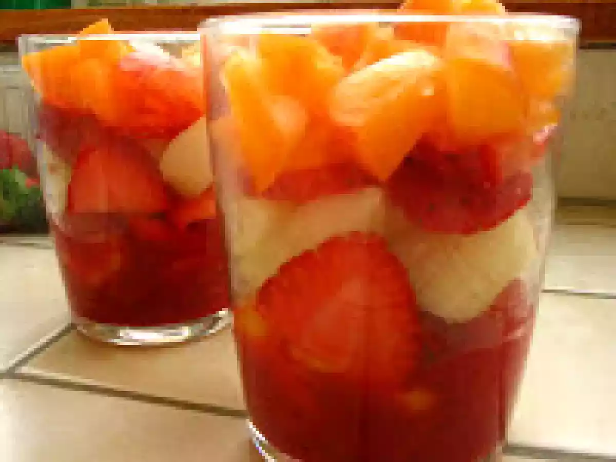 Délicieuses verrines de fruits rouges et jaunes