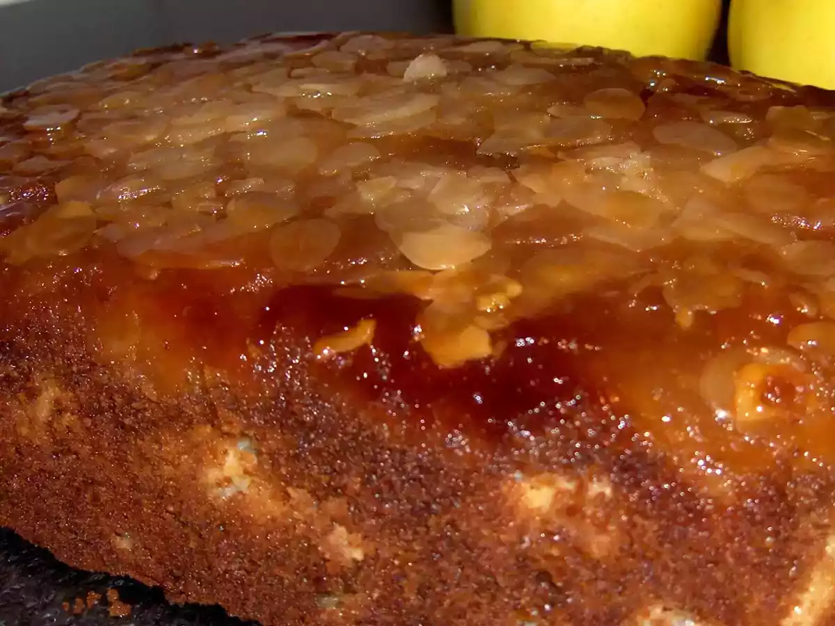 DELICIEUX GÂTEAU AUX AMANDES ET POMMES CONFITES