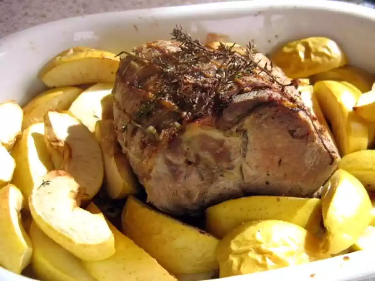 Délicieux rôti de porc aux pommes et à la sauge