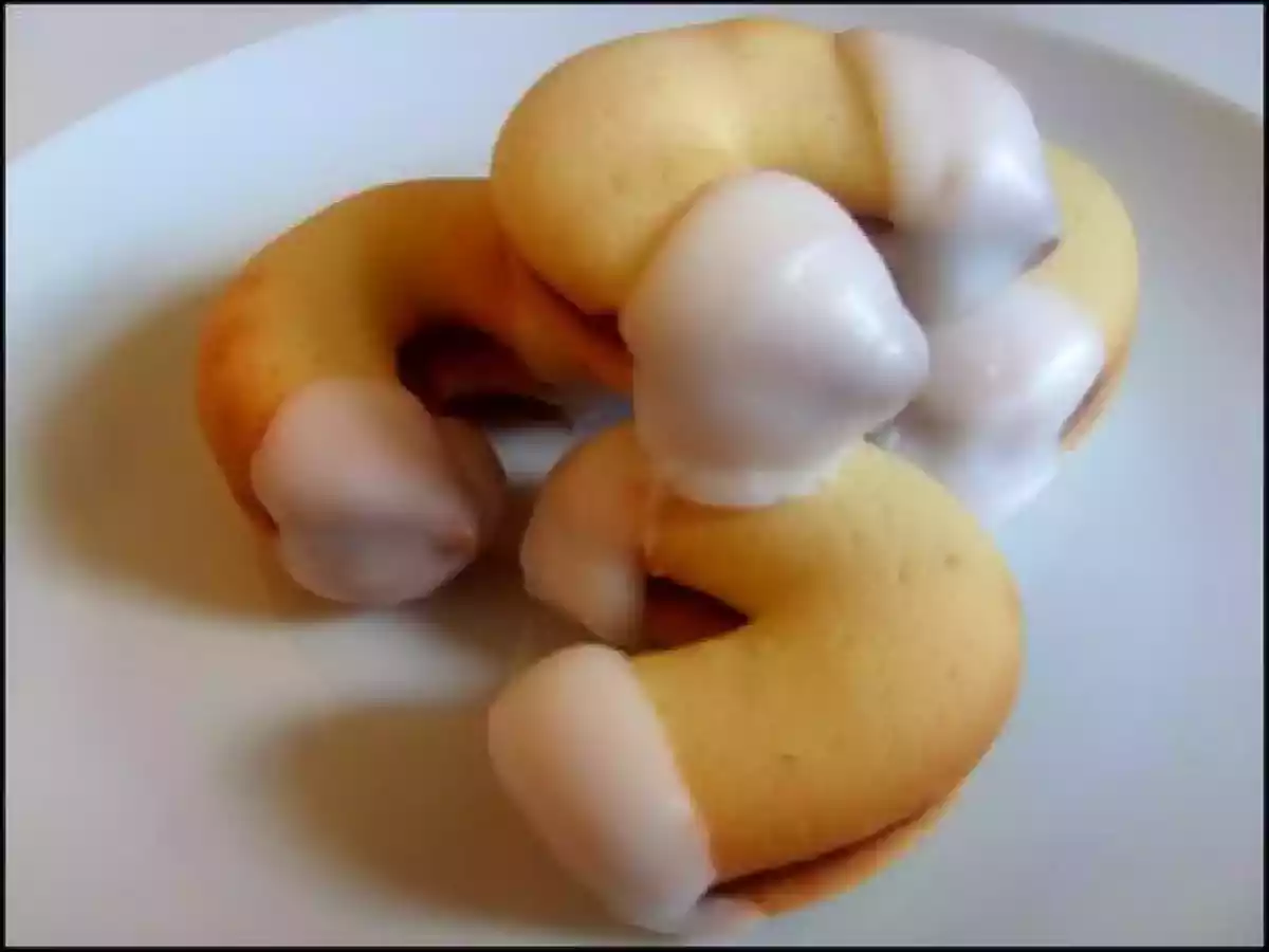 Demi-lunes fourrées, glaçage amande