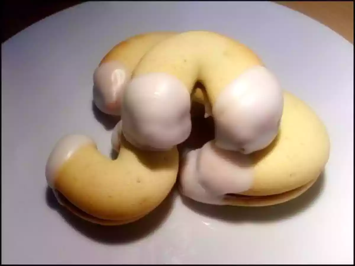 Demi-lunes fourrées, glaçage amande - photo 2