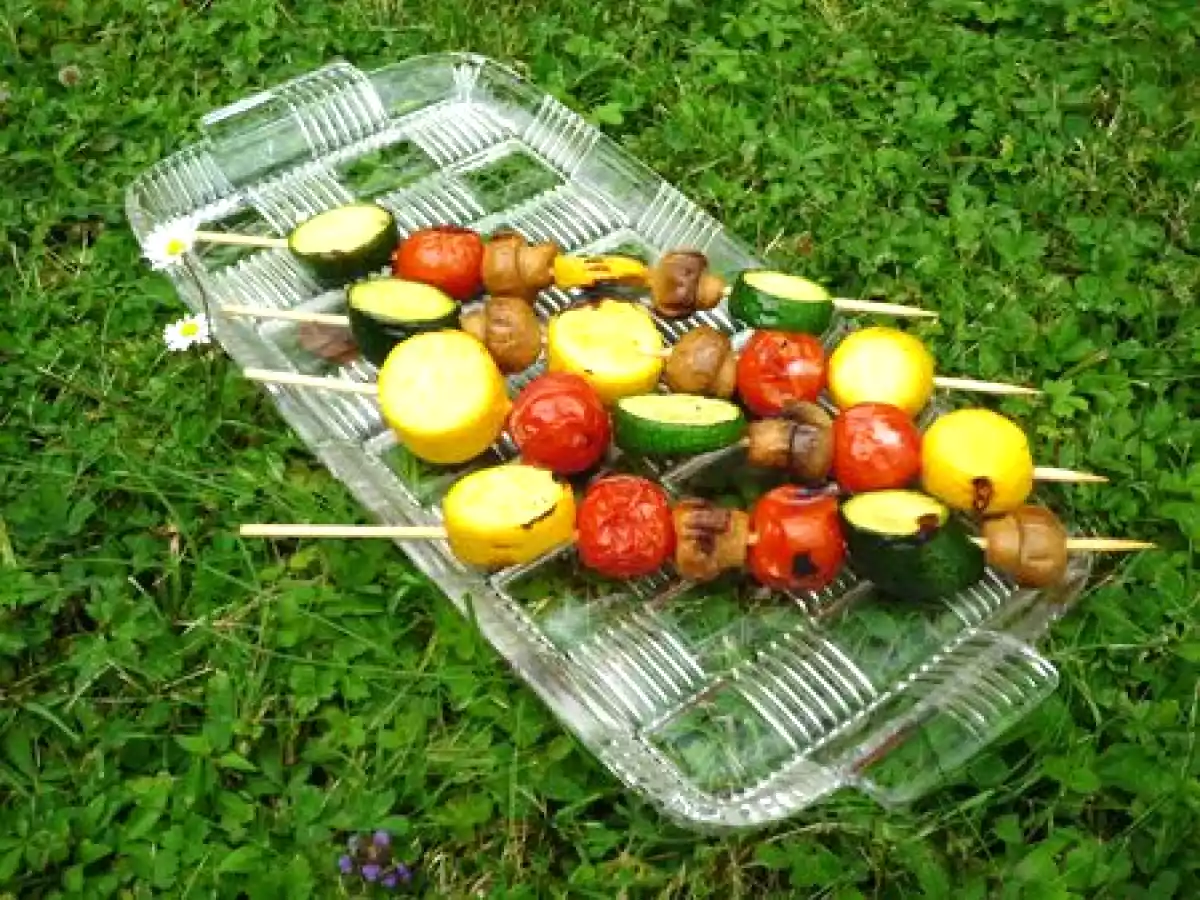 Des brochettes de légumes marinés légères et croquantes!