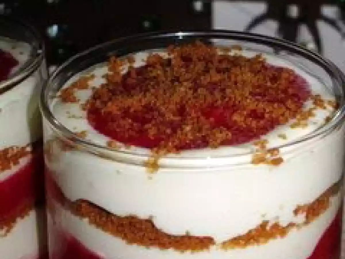 Dés de fraises et leur chantilly de chocolat blanc agrémentés de Speculoos