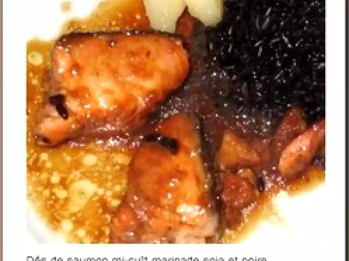 Dés de saumon mi-cuit mariné au soja et poire caramélisées