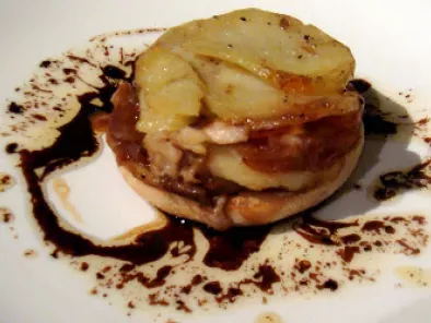Des kippers, une confiture d'oignons, sur un muffin, accompagné d'une sauce au café - photo 2