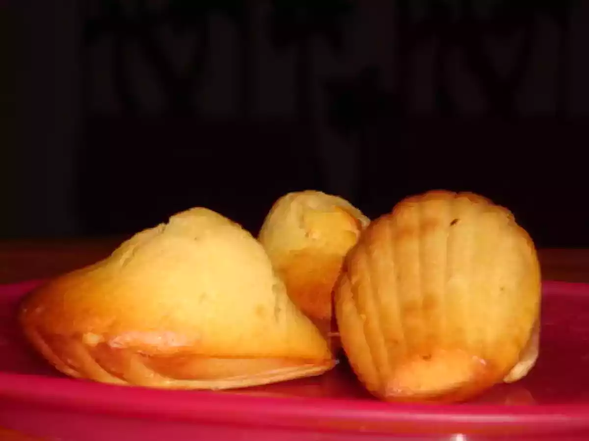 Des madeleines au combava (lime kaffir)