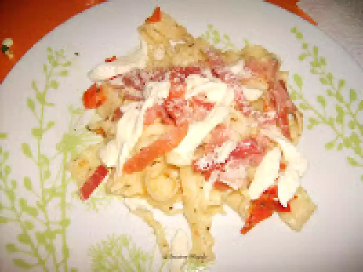 Des pâtes aux poivrons, mozzarella et jambon de pays.