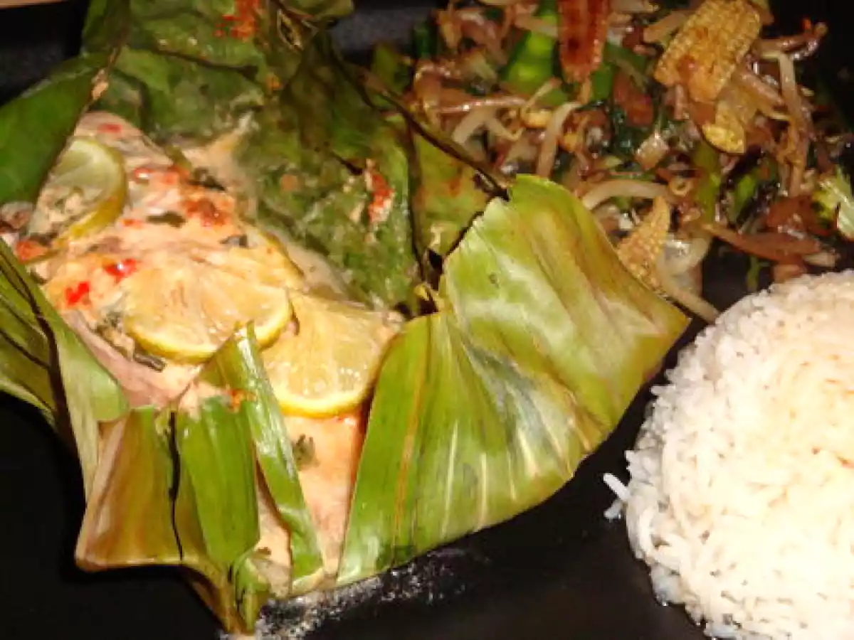 Des truites saumonées en feuilles de bananier