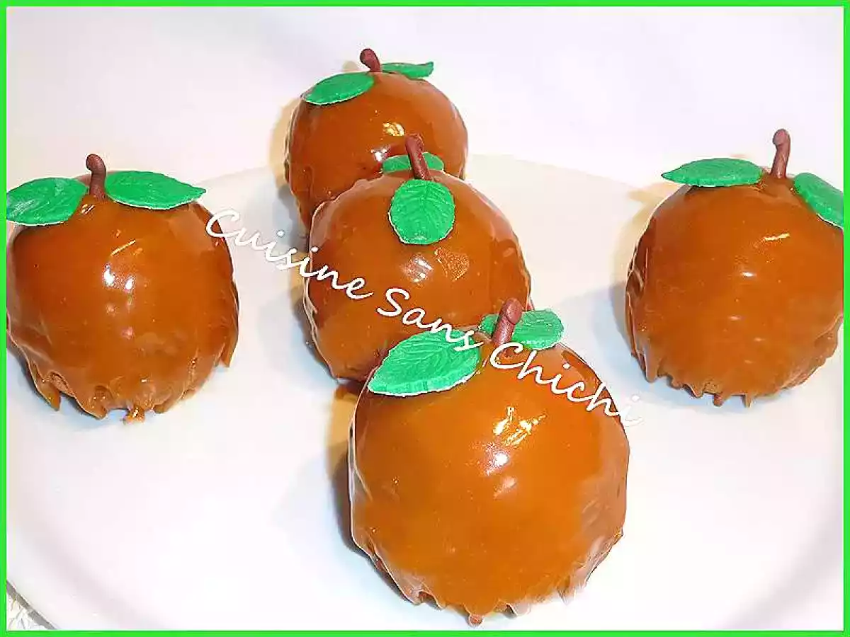 Dessert d'automne aux pommes, glaçage miroir caramel.