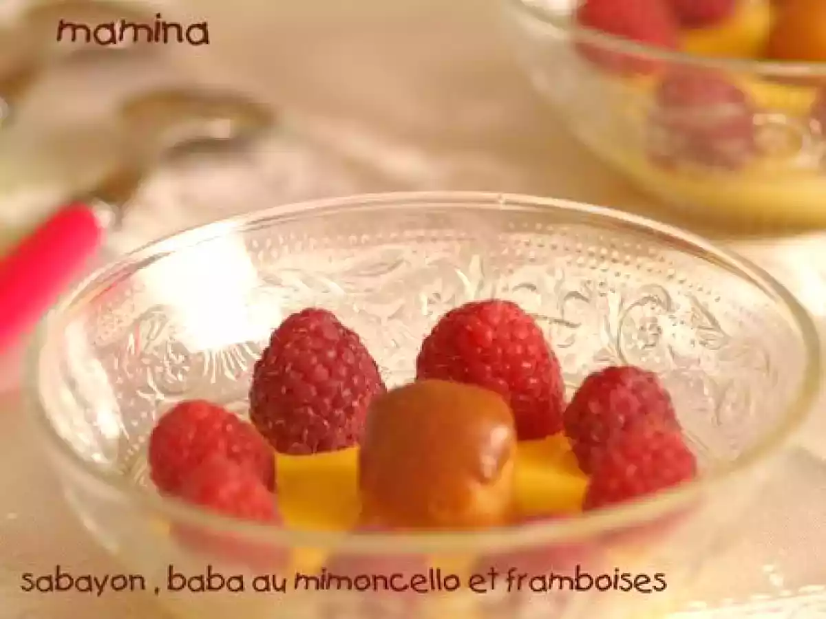 Dessert d'été: sabayon et babas au limoncello avec des framboises