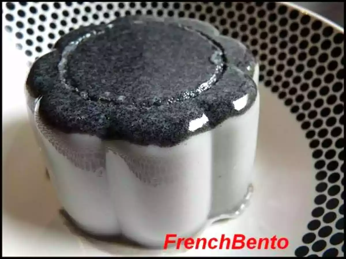 Dessert grisâtre qui ne fait pas grise mine (flan de sésame noir)