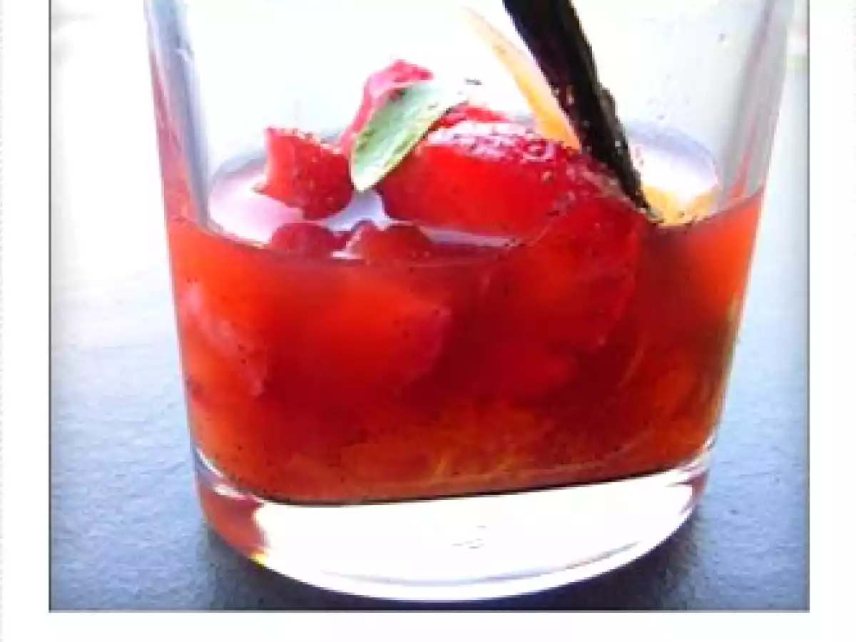 Dessert très frais aux tomates, fraises et sirop vanillé
