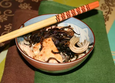 Nouilles chinoises aux champignons noirs et sauce soja 