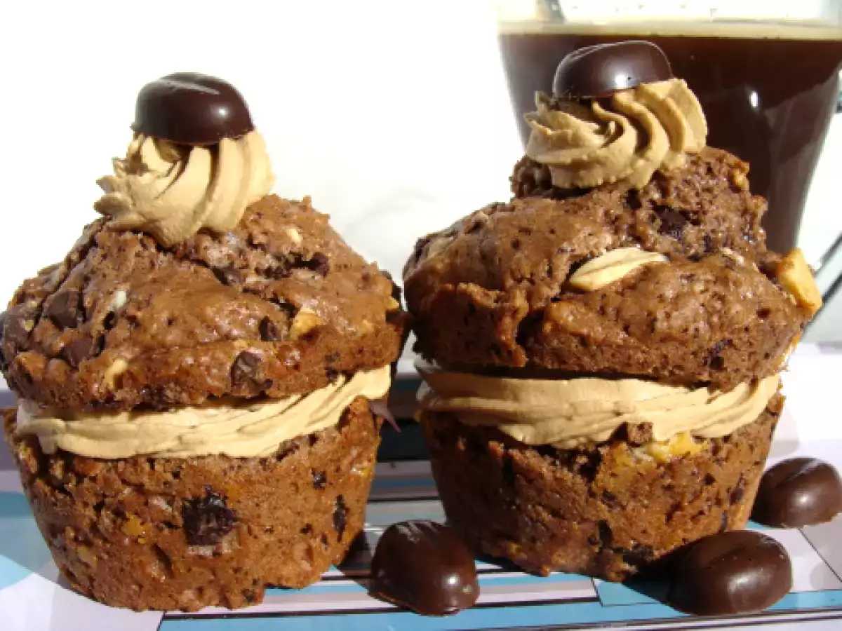 Deux versions pour des muffins aux deux chocolats fourrés : rhum-raisins et café-amaretto - photo 4