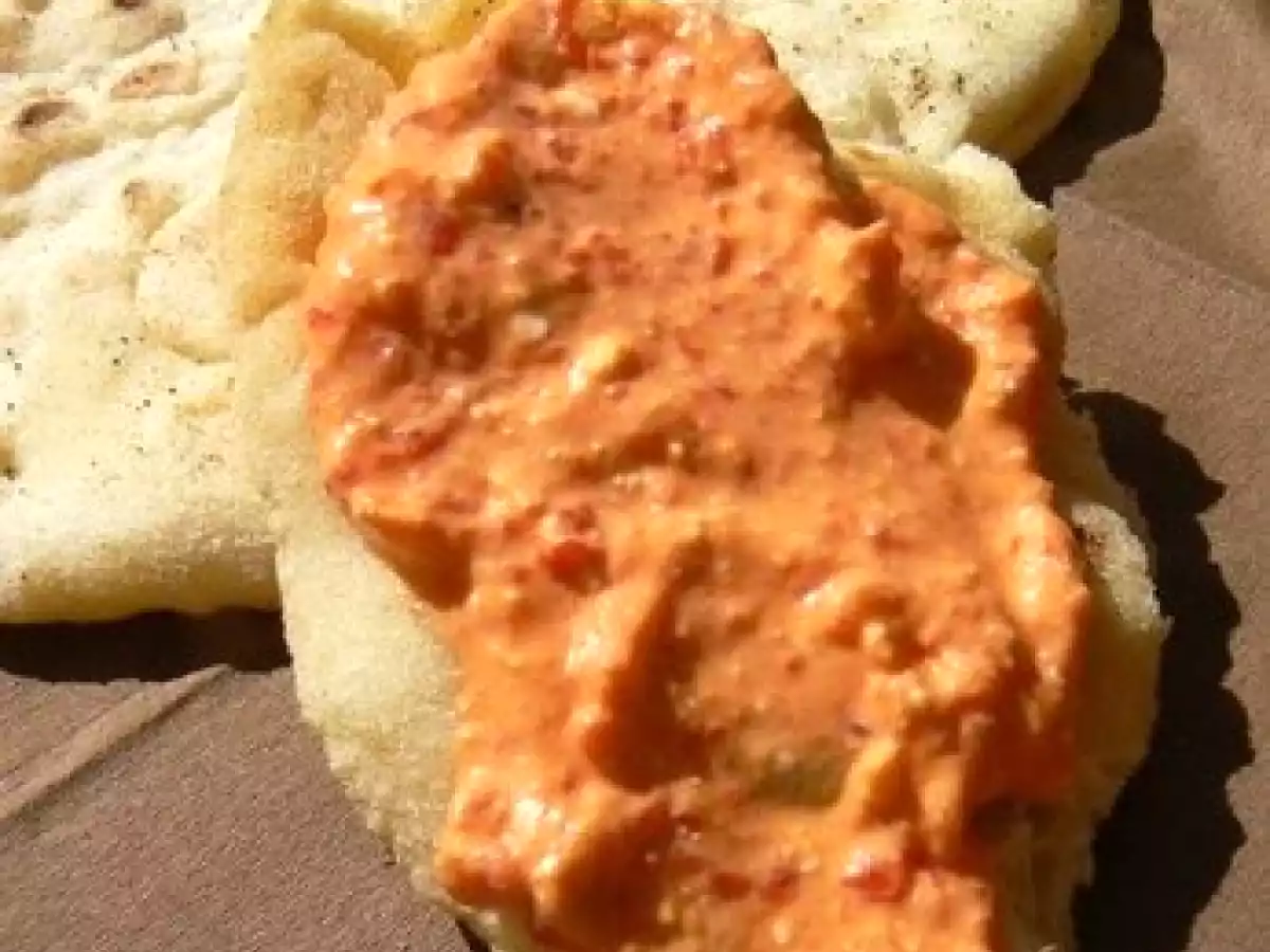 Dip aux poivrons rouges-féta et galettes de semoule, verrines aubergines-tapenade. - photo 3