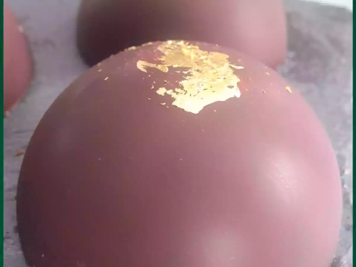 Dôme au chocolat noir (chocolat craquant, mousse au chocolat, ganache montée à la pistache et