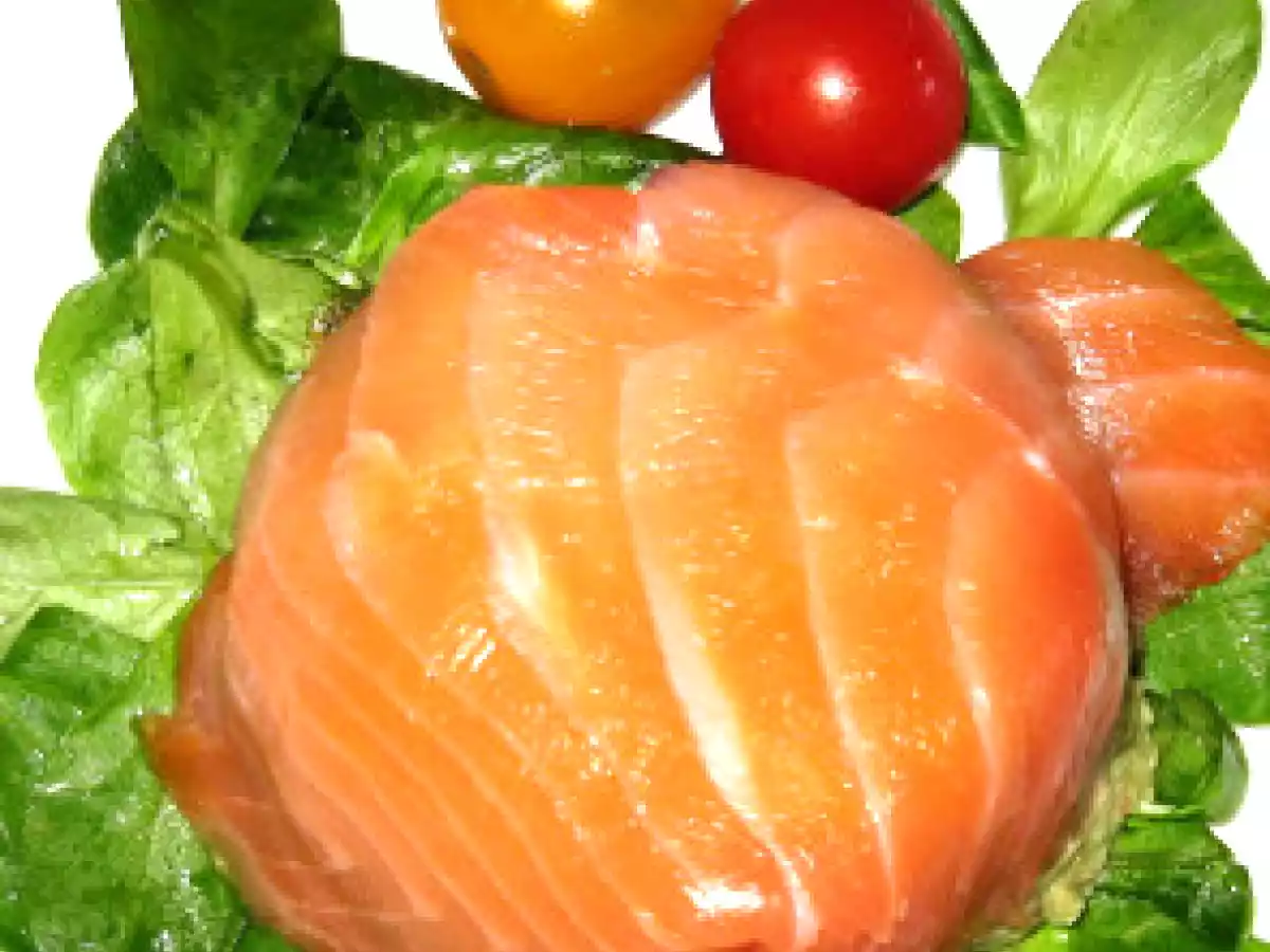 Dôme de saumon fumé à la mousse d'avocat au crabe