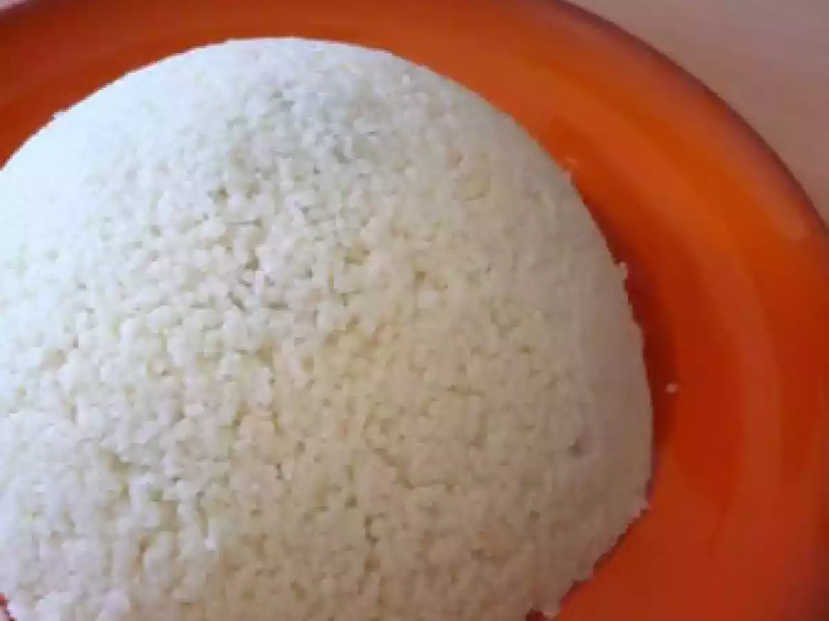 Dôme de semoule surprise: épinards, pois chiche et son faux air d'oignon confit