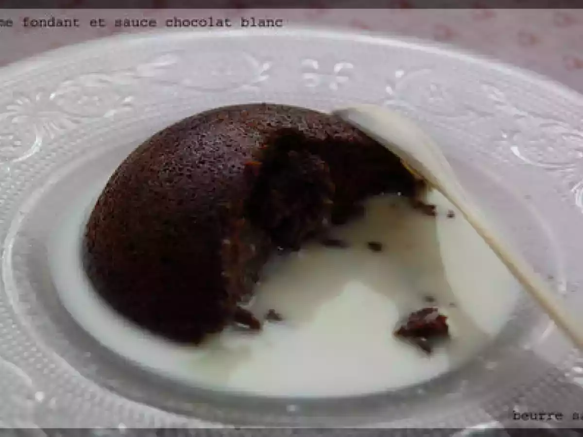 Dôme fondant et sauce chocolat blanc