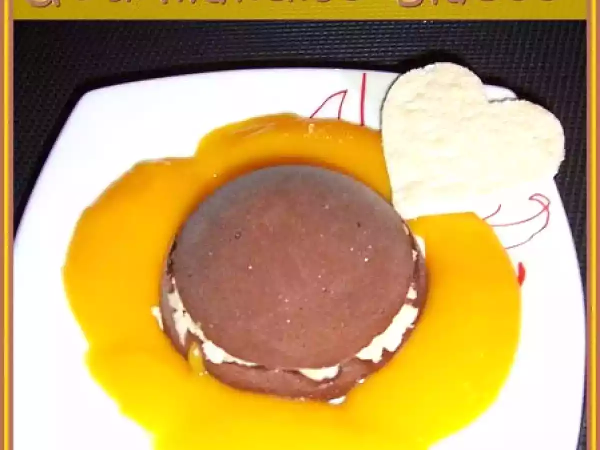 Dôme glacé chocolat meringues, coulis de mangue