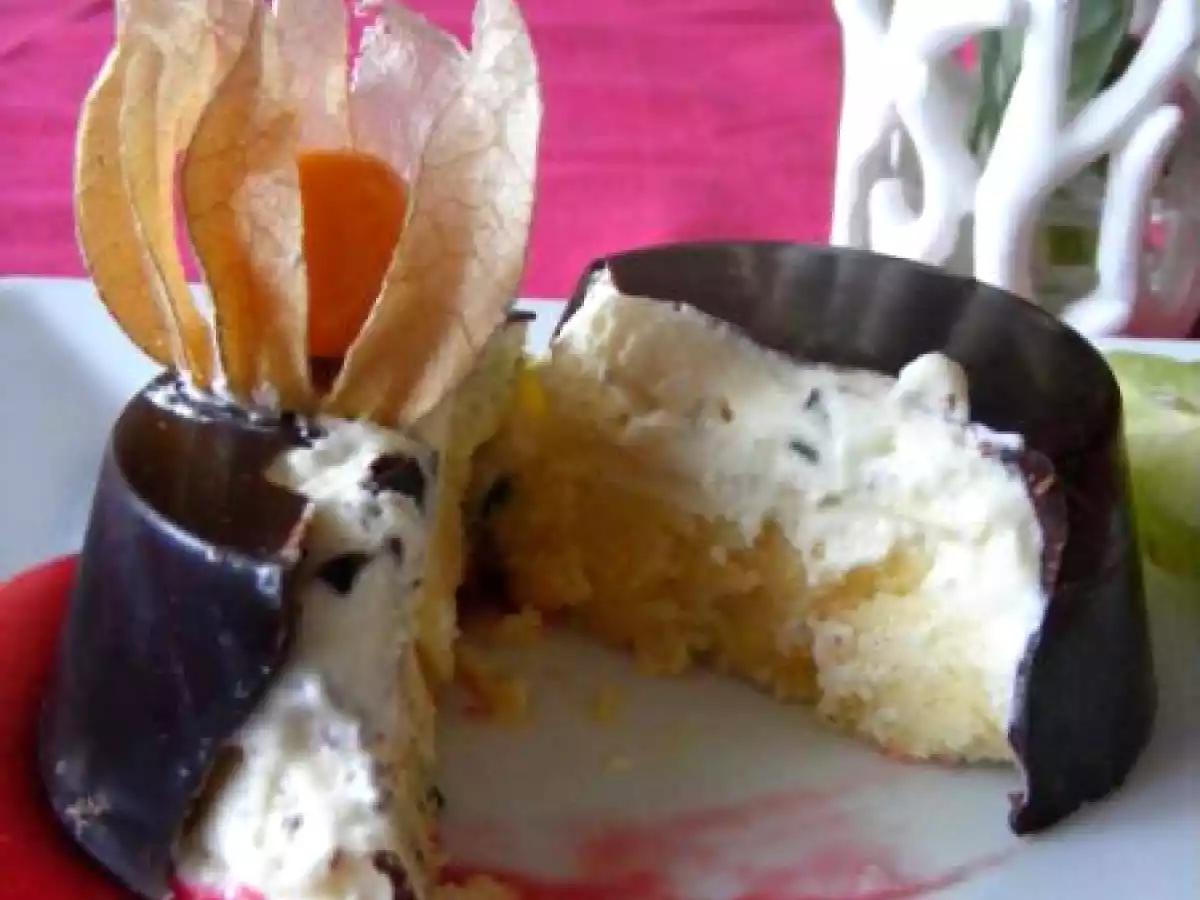 Dôme glacé exotique, coulis de framboises vanillé