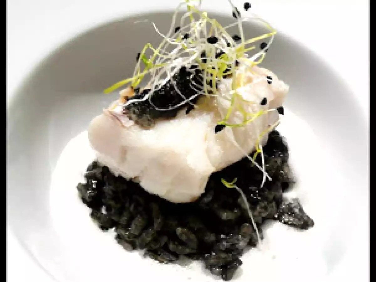 Dos de cabillaud à l'ail noir et risotto à l'encre de seiche