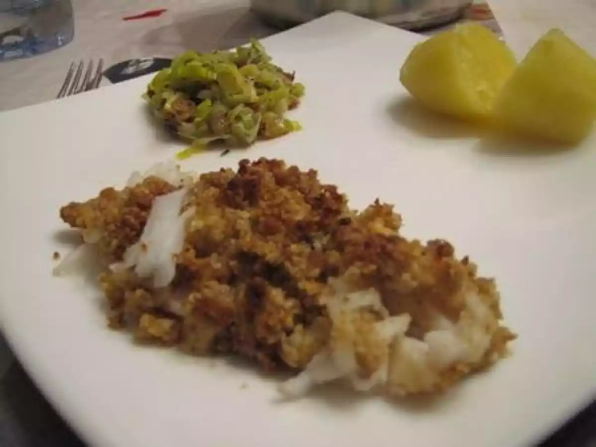 Dos de cabillaud en crumble de noix, fondue de poireaux aux raisins secs